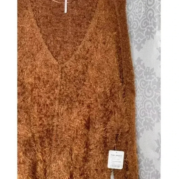 NWT Free People Fuzzy Icing Eyelash Soft V Neck Sweater in Mocha Java Size Large - Picture 3 of 5